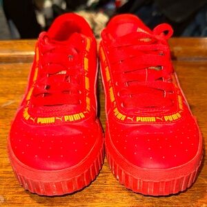 Kids pumas size 4